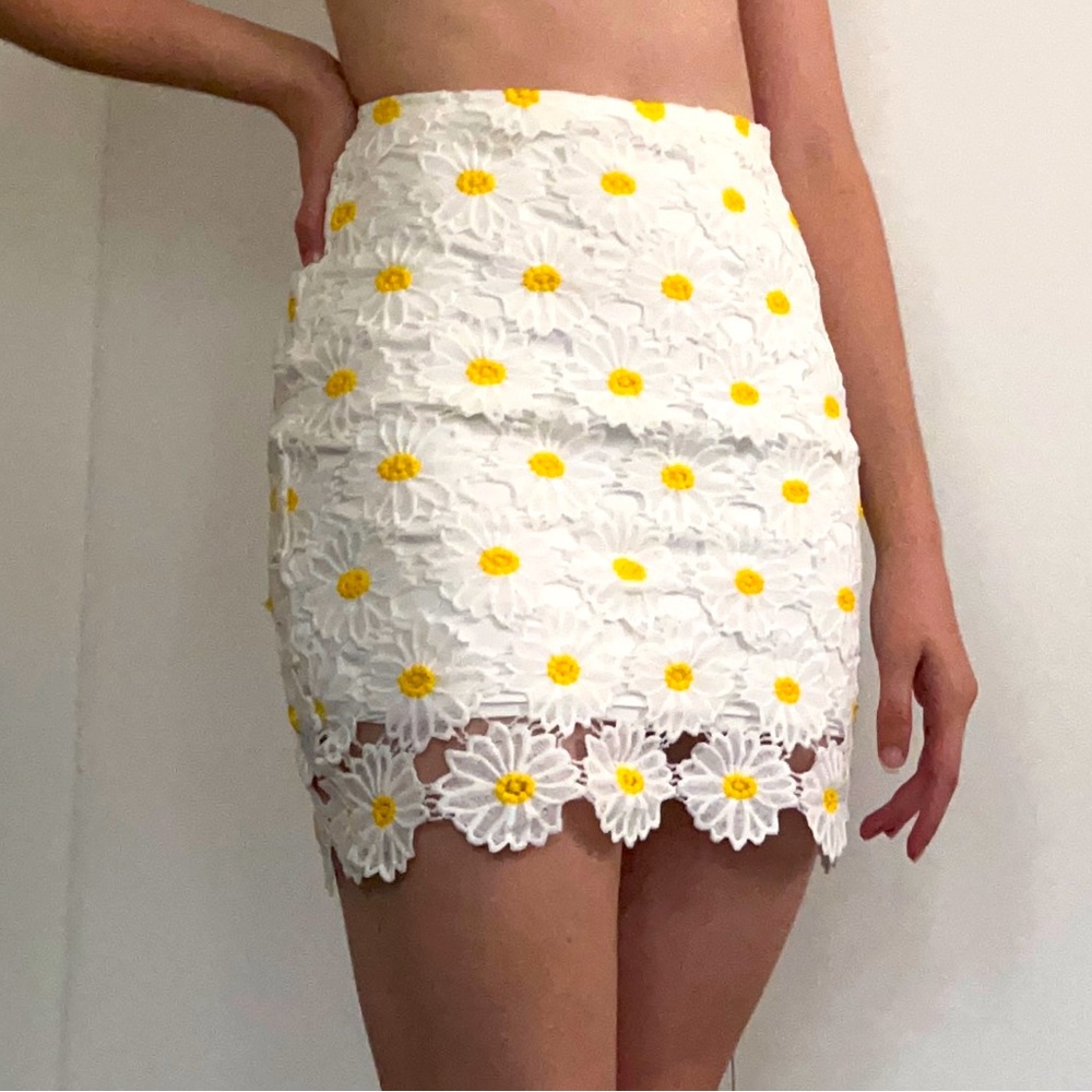 Altar’d State, daisy lace skirt with side zipper. Tags removed but never worn.